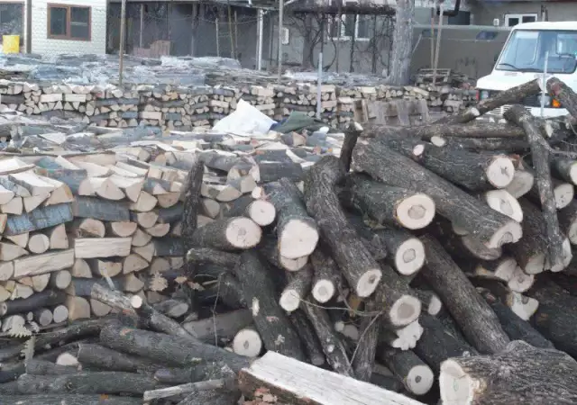 1. Снимка на продавам дърва за огрев , нарязани и метри
