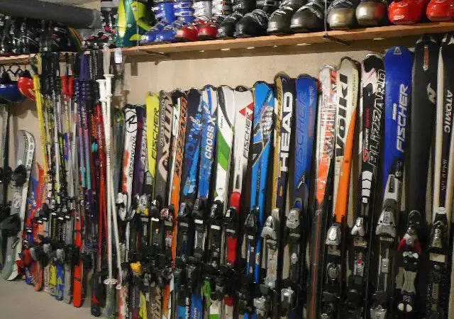 1. Снимка на ПРОДАВАМ карвинг ски с автомати, обувки, щеки, каски