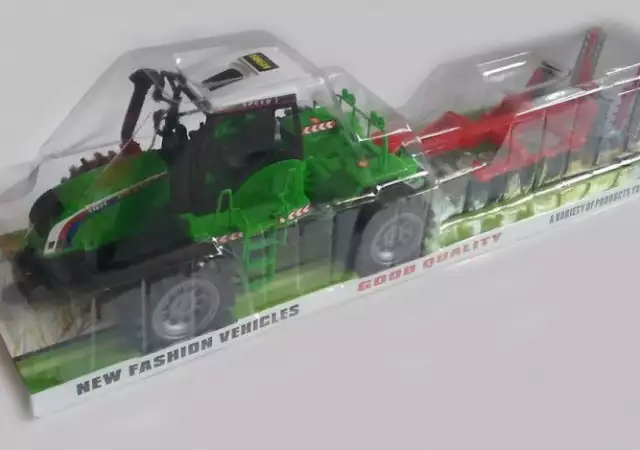 Детска играчка Трактор с инвентар