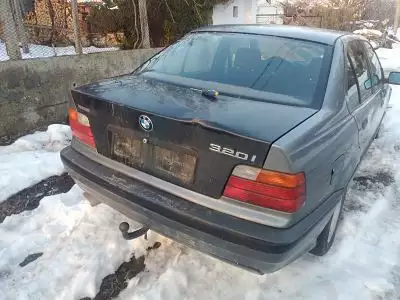 3. Снимка на BMW 318I e36 на части