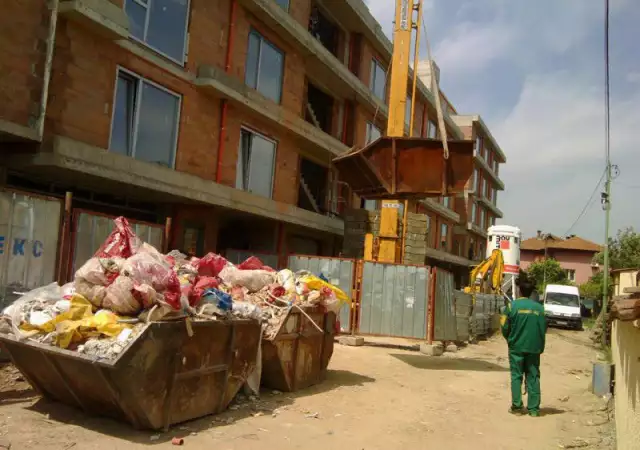 10. Снимка на извозване на строителни отпадъци с контейнери от 4 до 12 м3