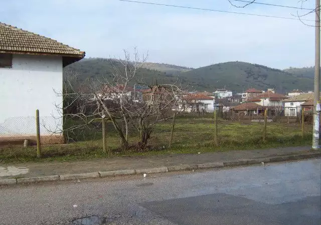 Къща с парцел 1070m2 с.Тополница, община Петрич
