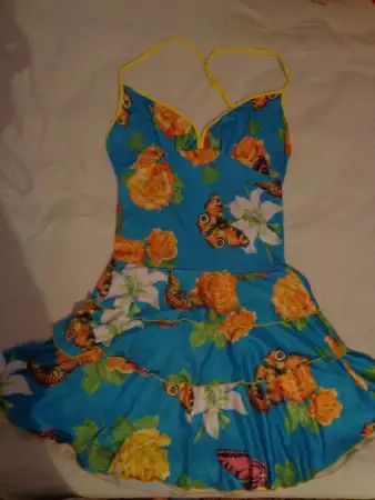 1. Снимка на рокля на цветя и пеперуди