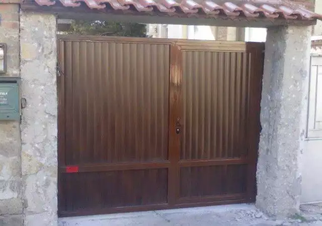 Автоматична портална врата с вградена пешеходна