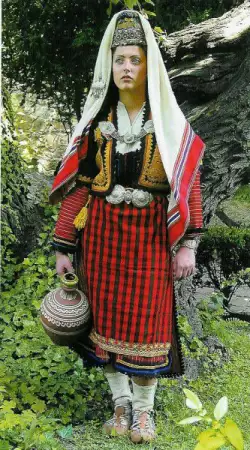 2. Снимка на Ръчно тъкани платове за родопска народна носия