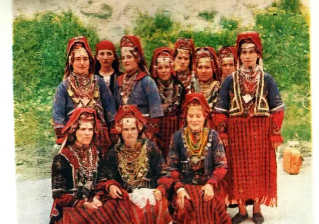 3. Снимка на Ръчно тъкани платове за родопска народна носия