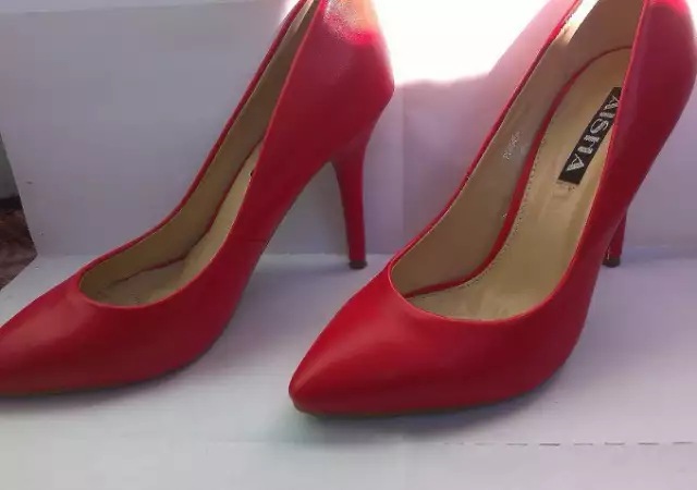 обувки на ток черни и червени