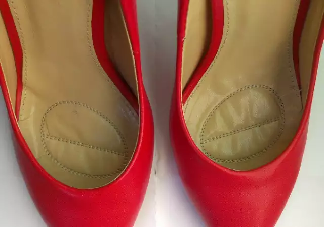 4. Снимка на обувки на ток черни и червени