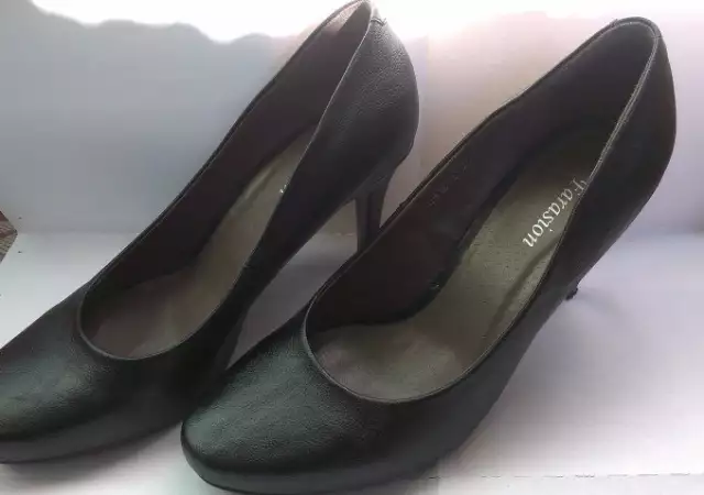 6. Снимка на обувки на ток черни и червени