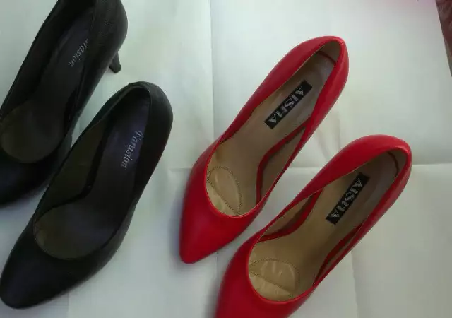 9. Снимка на обувки на ток черни и червени
