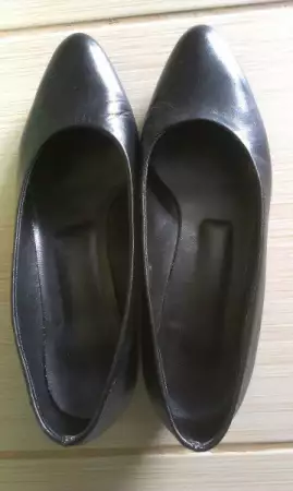 1. Снимка на обувки с нисък ток ест. кожа