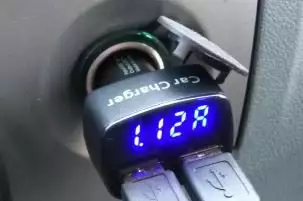USB Зарядно Монитор 4 в 1 за кола