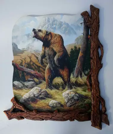 1. Снимка на Ревящата мечка, картина с рамка дърворезба