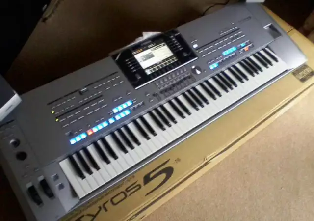 1. Снимка на Yamaha Tyros5 76 - key Arranger Workstation Keyboard
