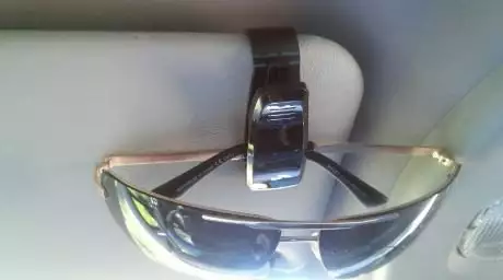 1. Снимка на Клипс за очила в автомобила