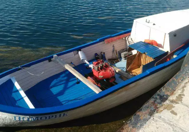 Рибарска дървена лодка с 4 пласта стъклопласт