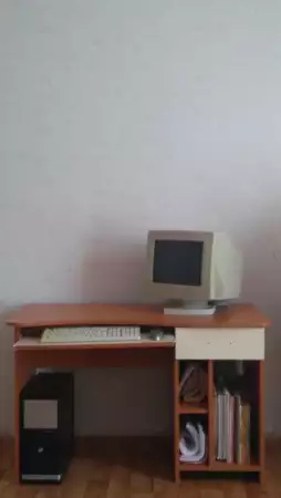 Бюро с място за настолен компютър