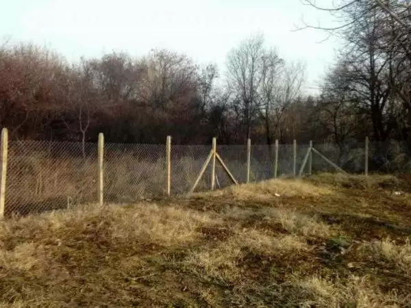 6. Снимка на Изграждане на огради с циментови колове и поцинкована мрежа