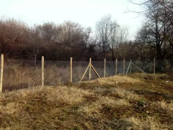 2. Снимка на Изграждане на огради с циментови колове и поцинкована мрежа