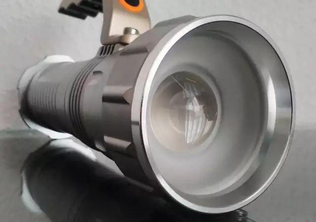 4. Снимка на Алуминиев LED фенер прожектор с дръжка