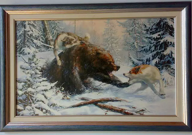 1. Снимка на Мечка срещу кучета лайки, картина за ловци