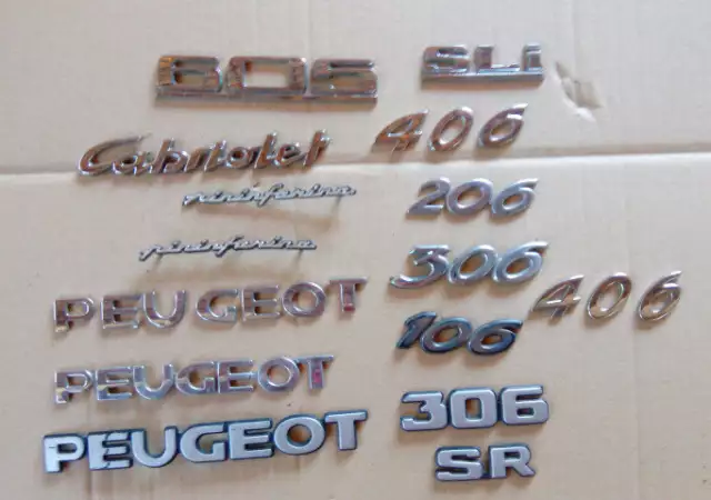27. Снимка на емблеми и надписи за коли