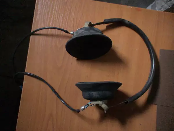 1. Снимка на ретро български слушалки от 50 - те години