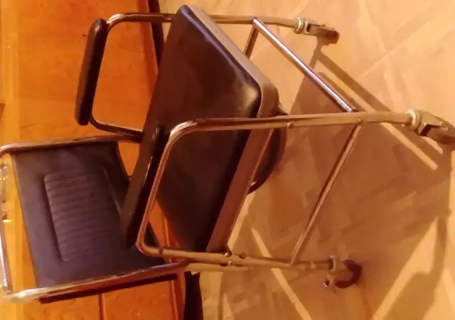 стол с тоалетна за инвалиди