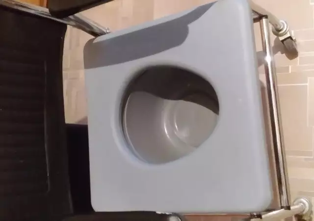 4. Снимка на стол с тоалетна за инвалиди