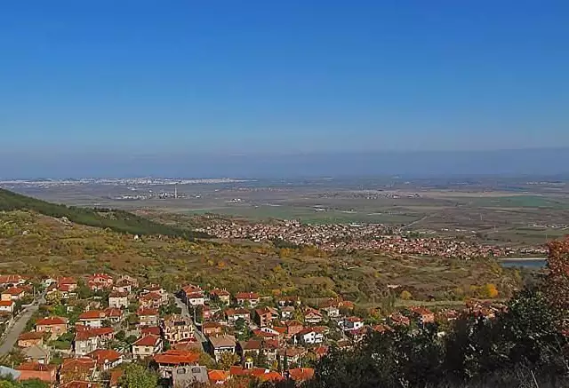 1. Снимка на Продавам отличен имот с уникална панорама до борова гора