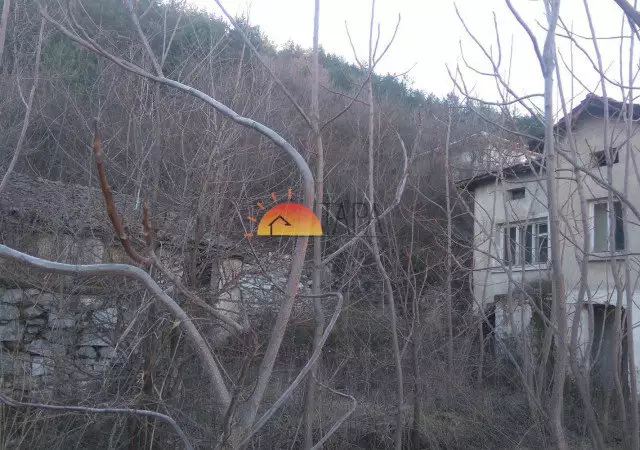 Продавам отличен имот с уникална панорама до борова гора