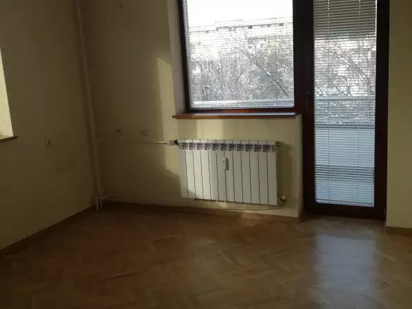 Продавам тристаен апартамент на пл Македония