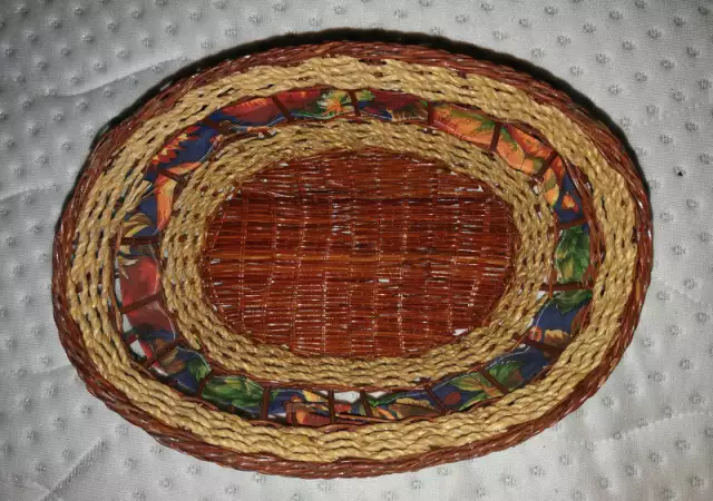 1. Снимка на плетено панерче с панделка