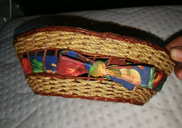 2. Снимка на плетено панерче с панделка