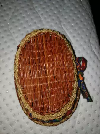 3. Снимка на плетено панерче с панделка