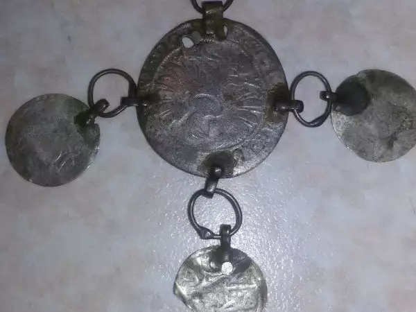 продавам старинни монети и един стар медальон