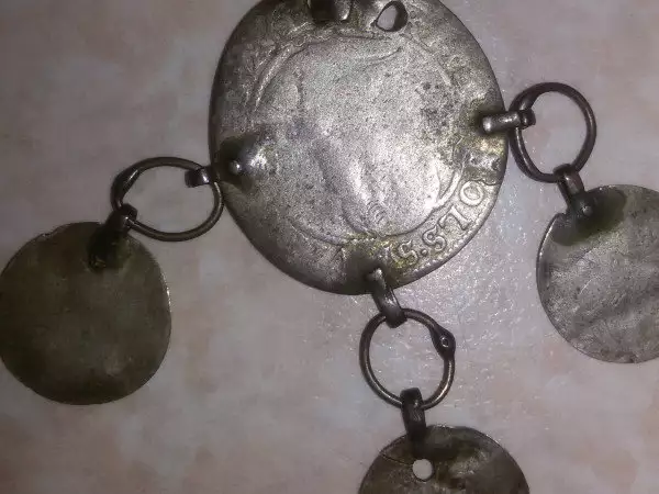 14. Снимка на продавам старинни монети и един стар медальон