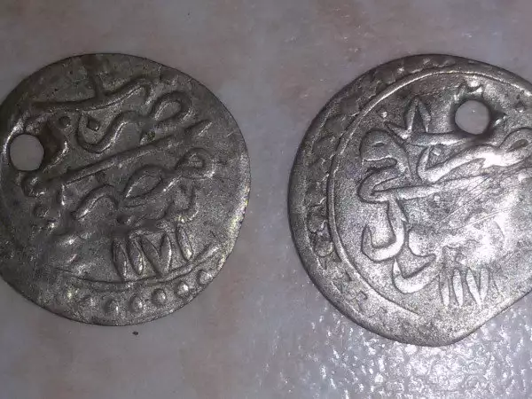 13. Снимка на продавам старинни монети и един стар медальон