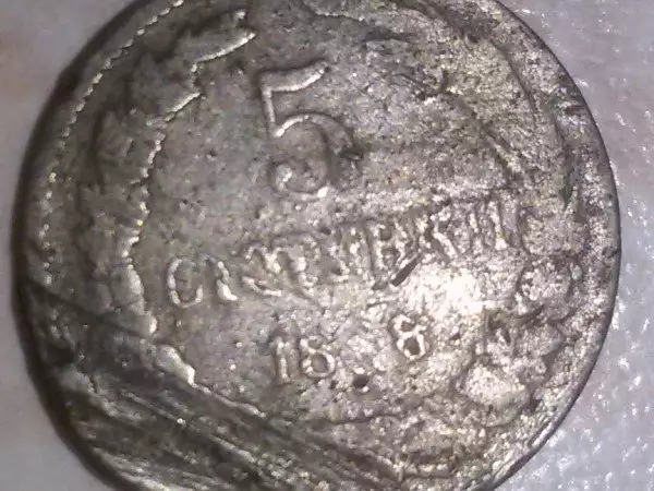 7. Снимка на продавам старинни монети и един стар медальон