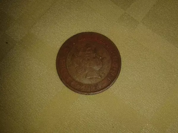 4. Снимка на продавам старинни монети и един стар медальон