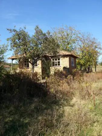 1. Снимка на Продавам къща в близост до язовир Тича