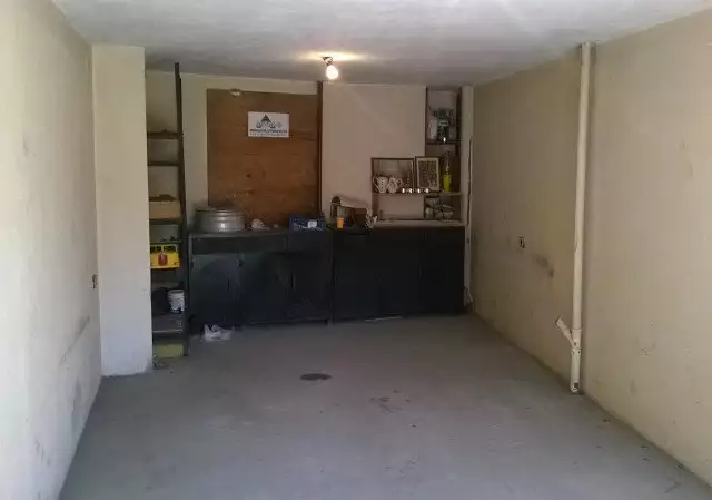 Удобен гараж под наем в центъра до техникума по дървообработ