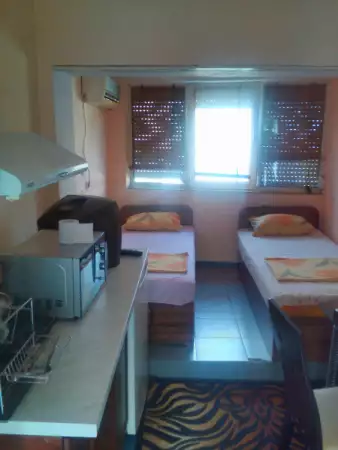 1. Снимка на Самостятелна стая хотелски тип за нощувки - Бургас