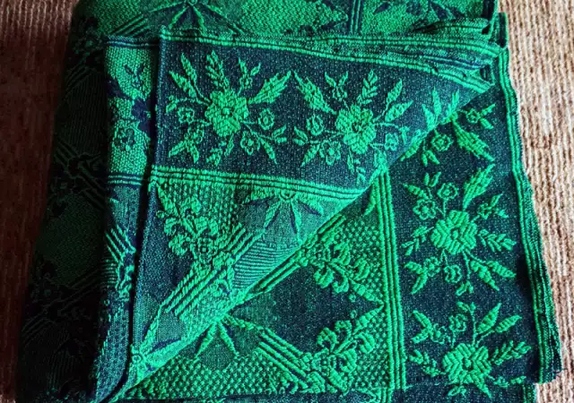 4. Снимка на Ръчно тъкан вълнен килим - покривало за легло