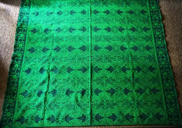 7. Снимка на Ръчно тъкан вълнен килим - покривало за легло