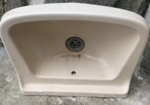 1. Снимка на малка мивка за баня или тоалетна