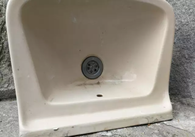малка мивка за баня или тоалетна