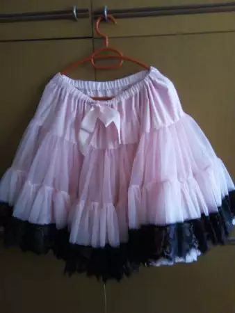 Продавам разкошна балетна пола на няколко пласта
