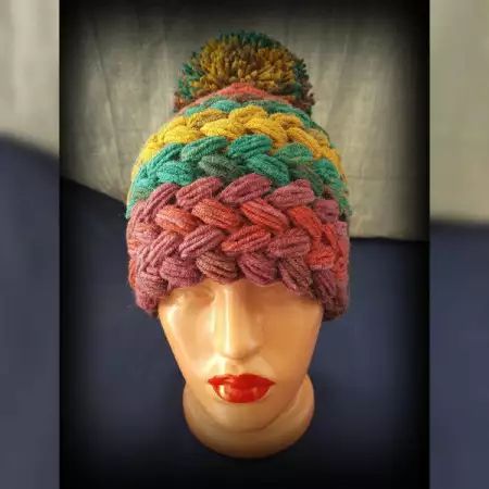 10. Снимка на Дамски плетени шапки различни цветове