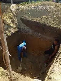 1. Снимка на Бригада копае септични ями за срокове.